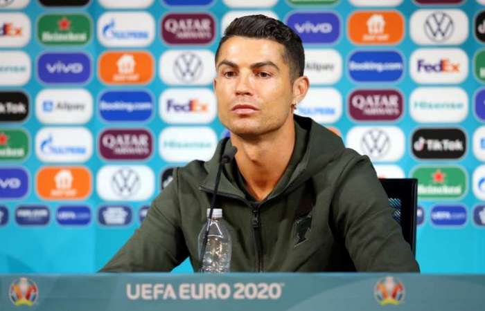Atitude de Cristiano Ronaldo faz a Coca-Cola perder R$ 20 bilhões na Bolsa de Valores